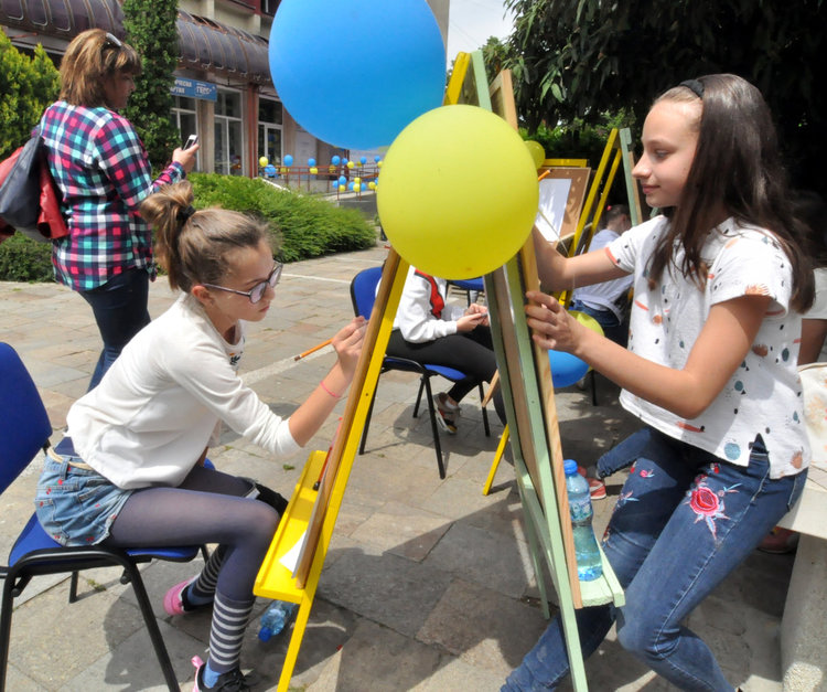 Ученици рисуват Европа  пред школски директори от пет държави