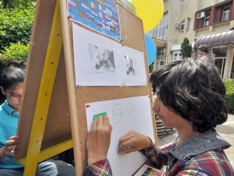 Ученици рисуват Европа  пред школски директори от пет държави