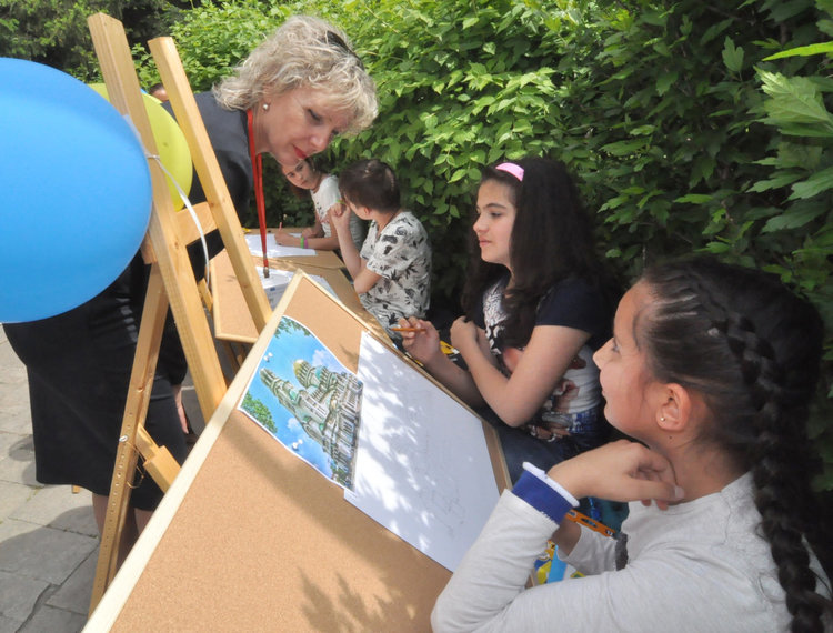 Ученици рисуват Европа  пред школски директори от пет държави