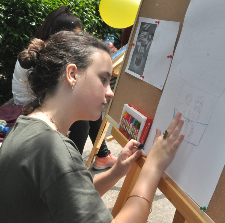 Ученици рисуват Европа  пред школски директори от пет държави