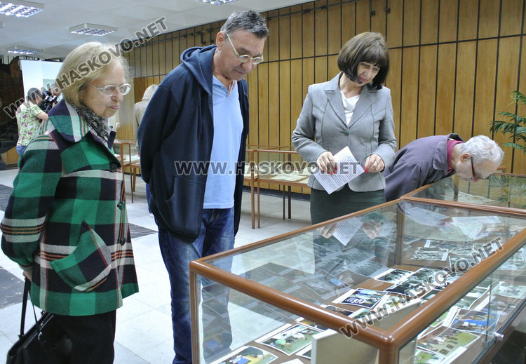 Подредиха в библиотеката първи издания от местната преса