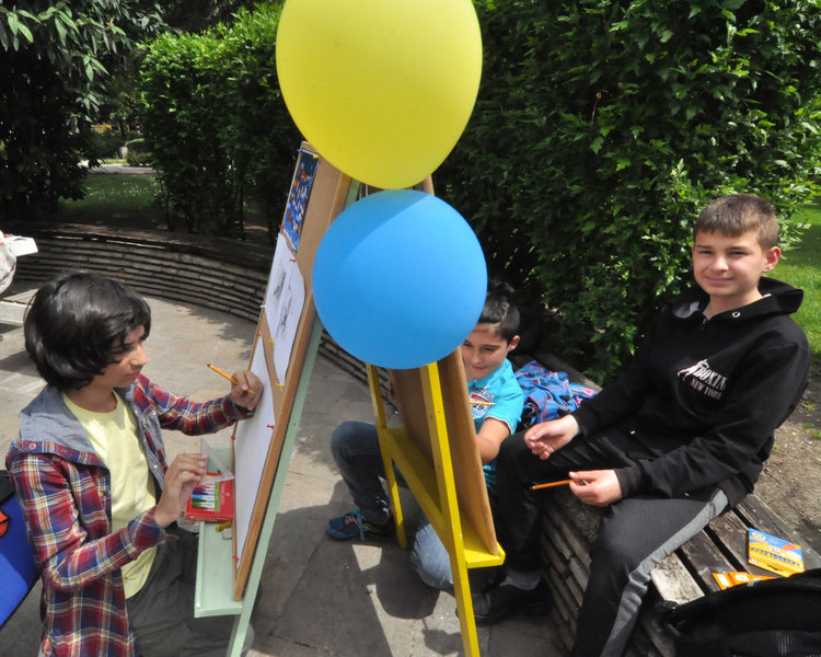 Ученици рисуват Европа  пред школски директори от пет държави