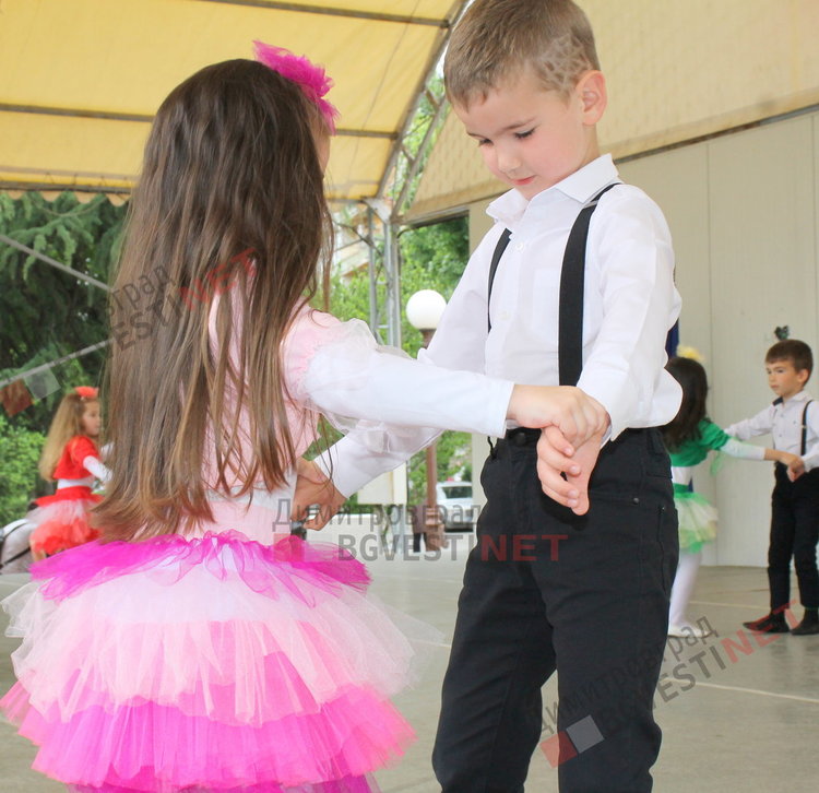 Димитровградски малчугани пяха и танцуваха в деня на Европа