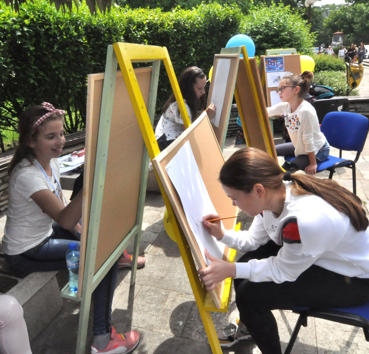 Ученици рисуват Европа  пред школски директори от пет държави