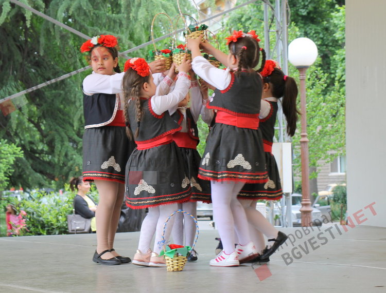 Димитровградски малчугани пяха и танцуваха в деня на Европа