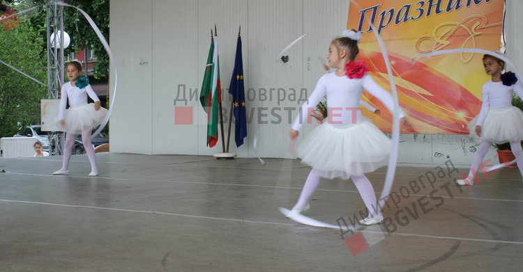 Димитровградски малчугани пяха и танцуваха в деня на Европа