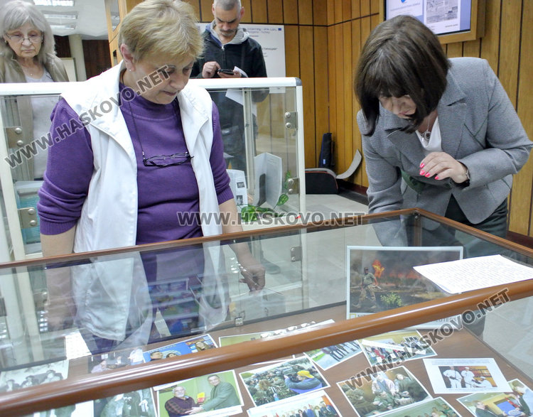 Подредиха в библиотеката първи издания от местната преса