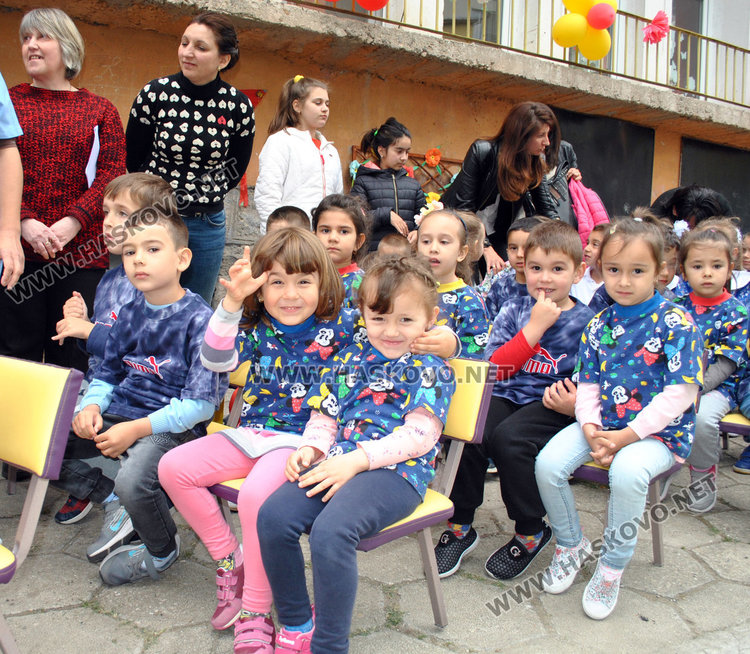 С тържество откриха нова спортна площадка в градина "Зорница"