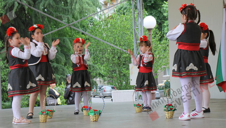 Димитровградски малчугани пяха и танцуваха в деня на Европа