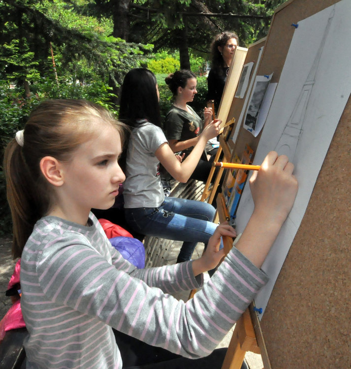 Ученици рисуват Европа  пред школски директори от пет държави