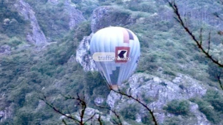 Балон с трима души се заклещи в скали в Родопите