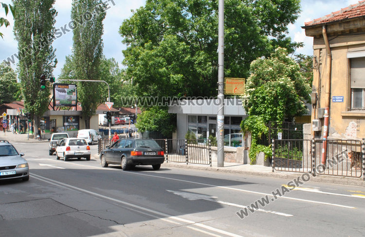 Пешеходци пресичат на забранено заради липсващо ограждение, сигнализира гражданка