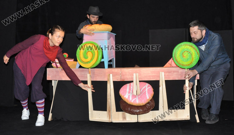 Ева Кьсовска вади темата за изкушението и надеждата, която ни спасява, в премиерната пиеса "Хензел  и Гретел" 