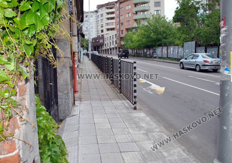 Пешеходци пресичат на забранено заради липсващо ограждение, сигнализира гражданка