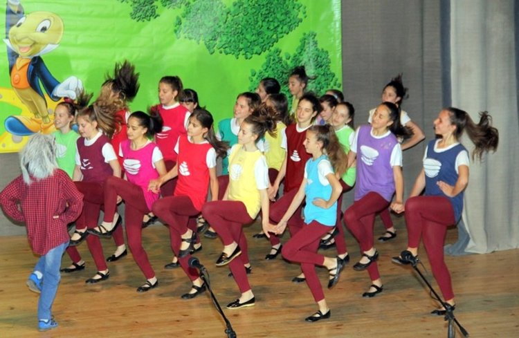 Млади таланти запалиха връстници към книгите с танцов спектакъл "Приказни срещи"