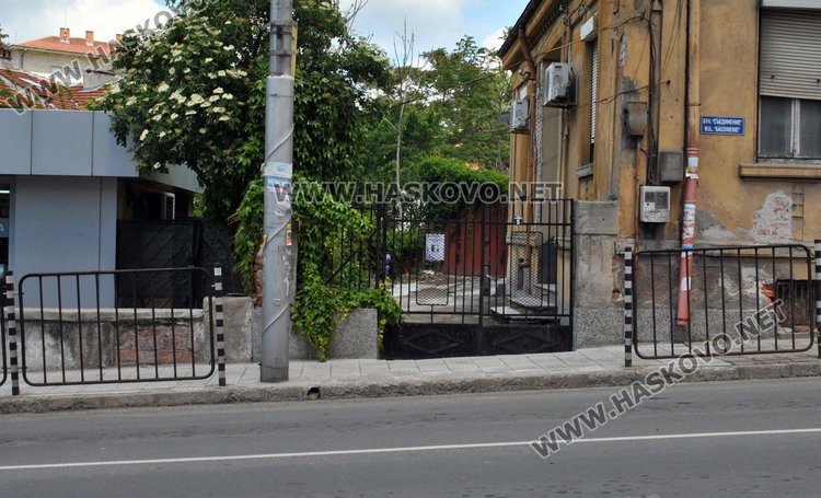 Пешеходци пресичат на забранено заради липсващо ограждение, сигнализира гражданка