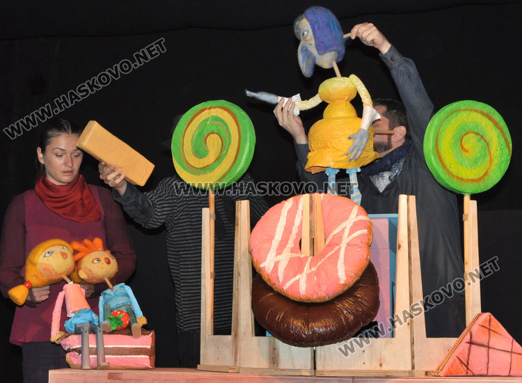 Ева Кьсовска вади темата за изкушението и надеждата, която ни спасява, в премиерната пиеса "Хензел  и Гретел" 