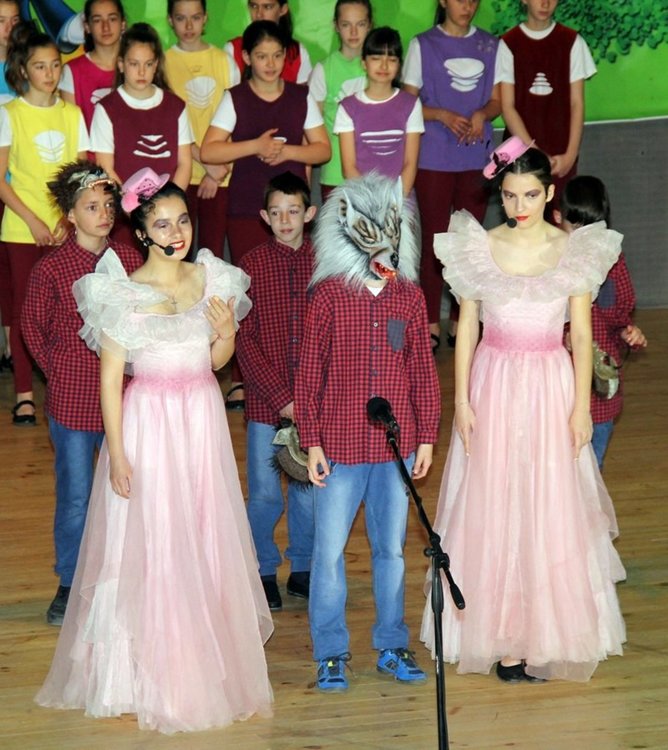  Хореографи на постановката са Марияна Йосифова и Теодора Георгиева, а вокален педагог – Кристина Владимирова