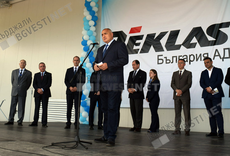 Началото на церемонията по откриването на четвъртия завод на "Теклас-България" се отлага с половин час