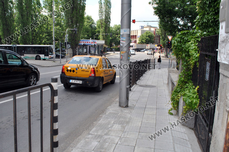 Пешеходци пресичат на забранено заради липсващо ограждение, сигнализира гражданка