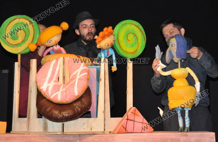 Ева Кьсовска вади темата за изкушението и надеждата, която ни спасява, в премиерната пиеса "Хензел  и Гретел" 