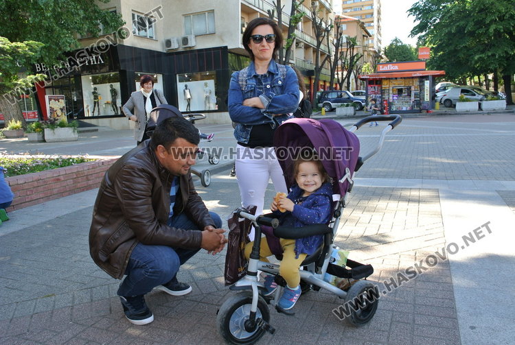 Родители протестираха на площад „Свобода“ срещу Националната стратегия за детето