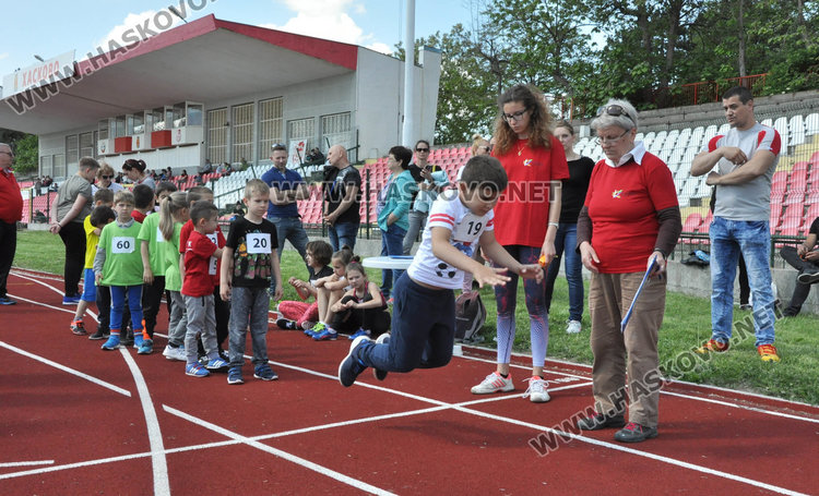 100 лекоатлети от 6 до 14 години на старта на стадион „Хасково“