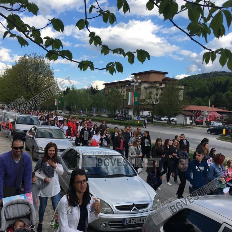 Стотици родители с децата си протестираха в Смолян срещу Националната стратегия за детето