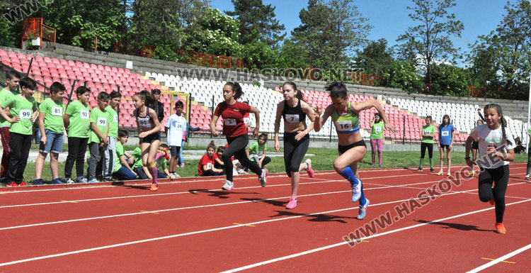 100 лекоатлети от 6 до 14 години на старта на стадион „Хасково“