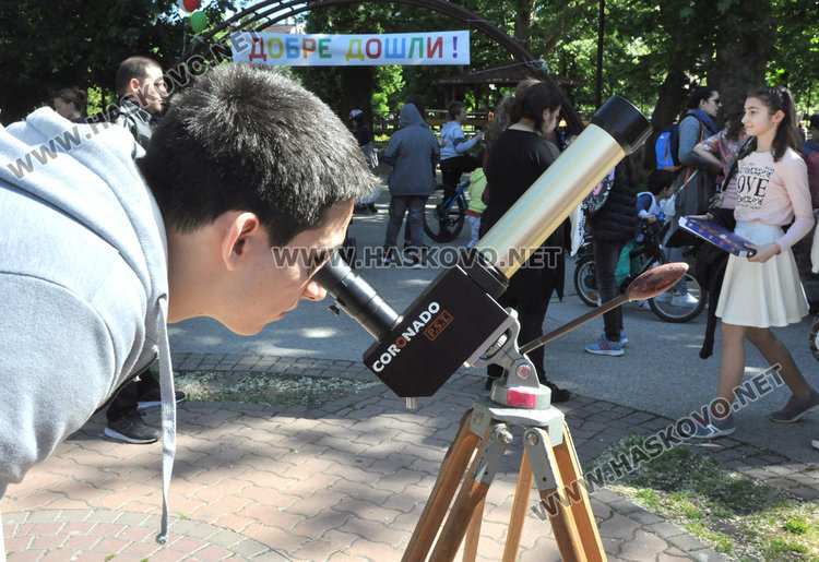 Парад на телескопите в Деня на астрономията на площад „Свобода“