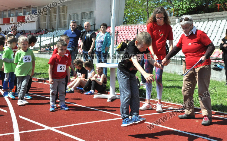 100 лекоатлети от 6 до 14 години на старта на стадион „Хасково“