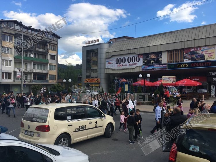 Стотици родители с децата си протестираха в Смолян срещу Националната стратегия за детето