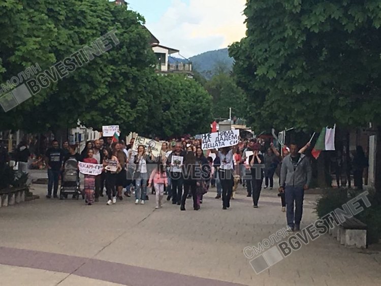 Стотици родители с децата си протестираха в Смолян срещу Националната стратегия за детето