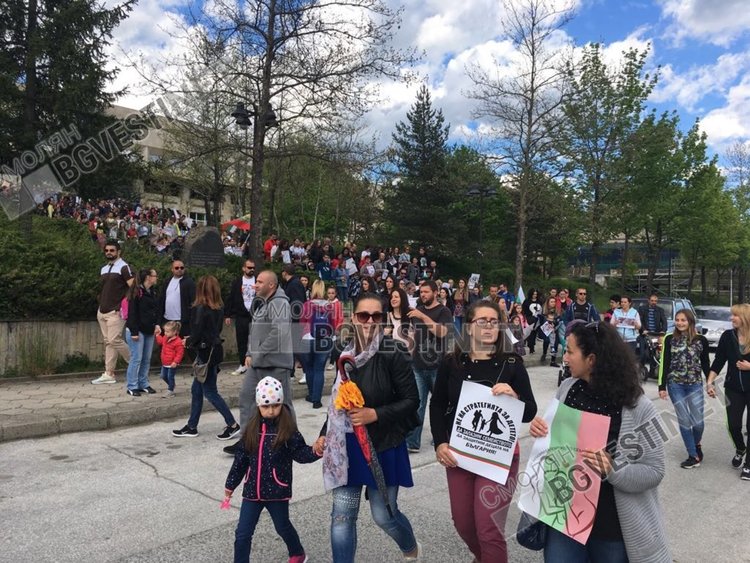 Стотици родители с децата си протестираха в Смолян срещу Националната стратегия за детето
