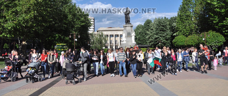 Родители протестираха на площад „Свобода“ срещу Националната стратегия за детето