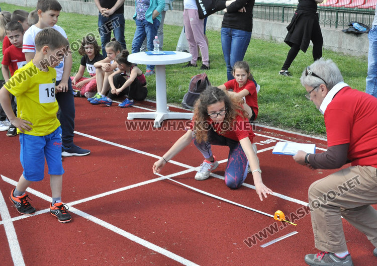 100 лекоатлети от 6 до 14 години на старта на стадион „Хасково“