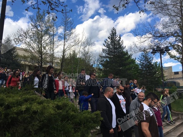 Стотици родители с децата си протестираха в Смолян срещу Националната стратегия за детето