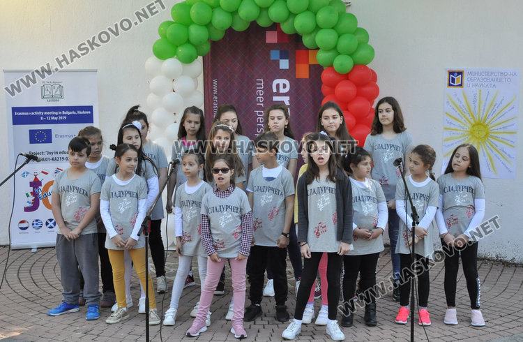 Талантите на "Климент" събират пари за интерактивна дъска