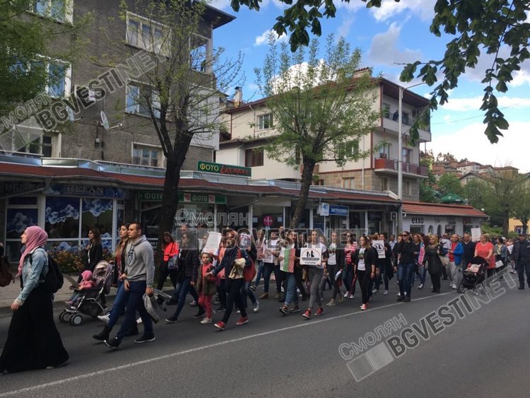 Стотици родители с децата си протестираха в Смолян срещу Националната стратегия за детето