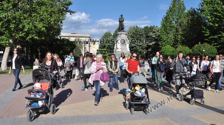 Родители протестираха на площад „Свобода“ срещу Националната стратегия за детето