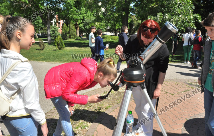 Парад на телескопите в Деня на астрономията на площад „Свобода“