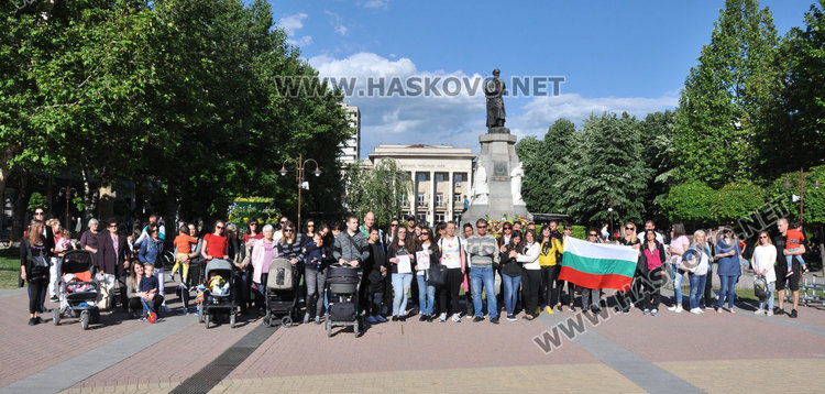 Родители протестираха на площад „Свобода“ срещу Националната стратегия за детето