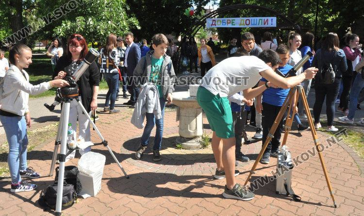 Парад на телескопите в Деня на астрономията на площад „Свобода“
