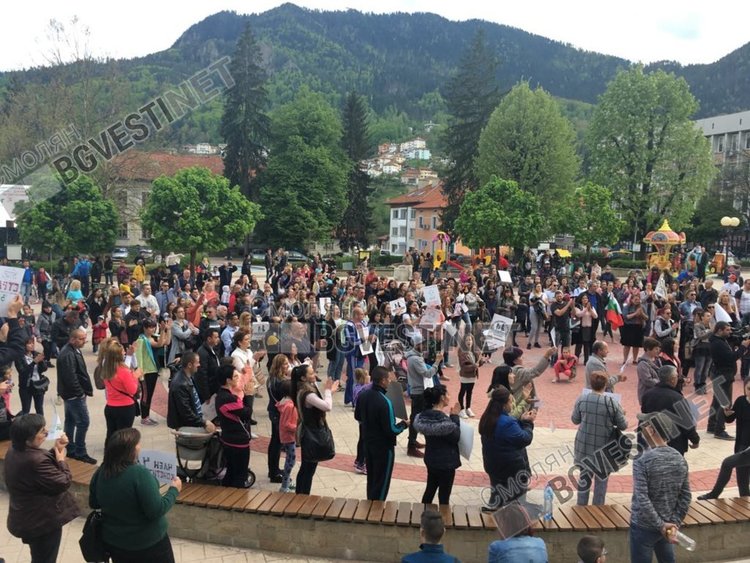 Стотици родители с децата си протестираха в Смолян срещу Националната стратегия за детето