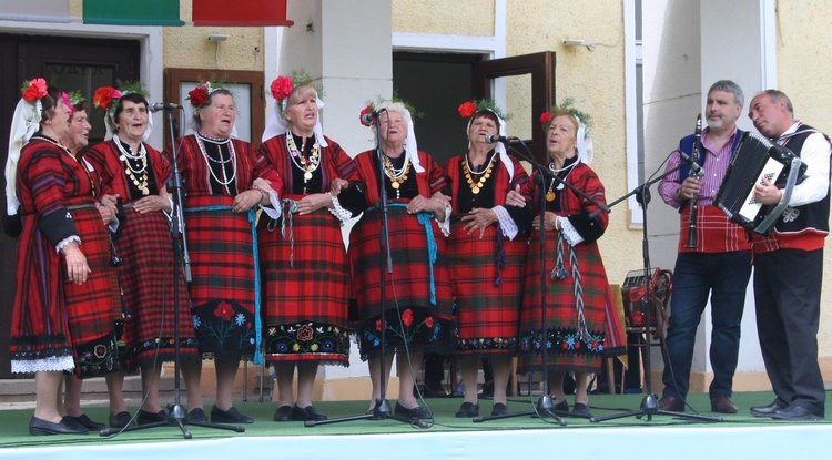 Група за изворен фолклор към НЧ "Пробуда" - с. Дълбок извор с ръководител Никола Манахилов