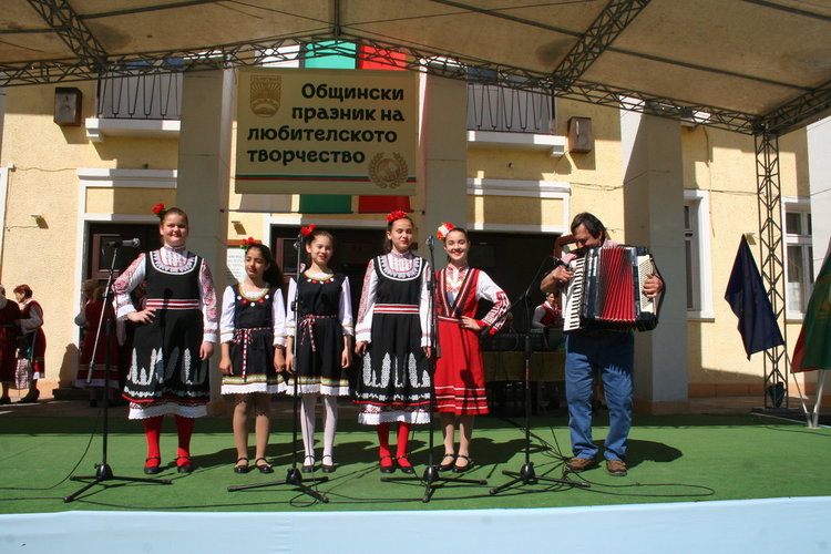 ДФГ "Славейче" - с. Искра с ръководител Величко Караиванов