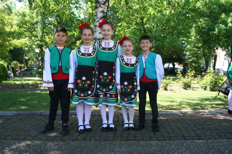 Децата от танцов състав "Евридика" - с. Православен с ръководител Донка Тодорова