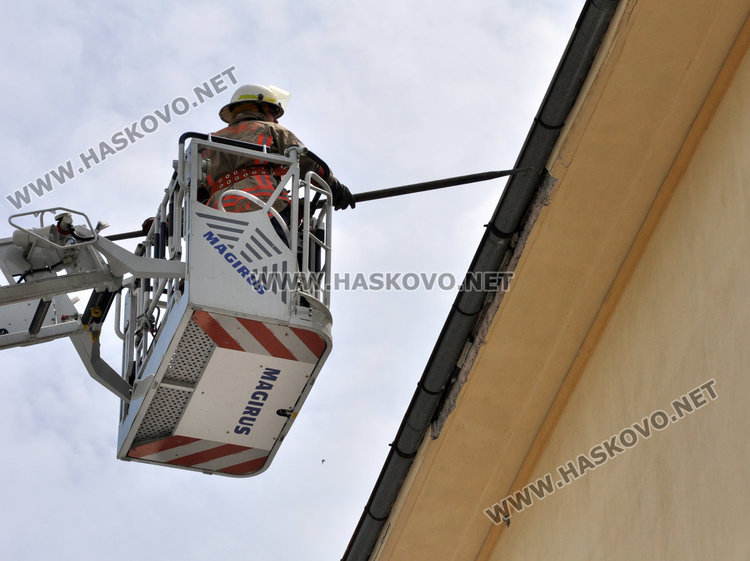 Пожарникари събориха подпухнала мазилка от училищна сграда в Хасково