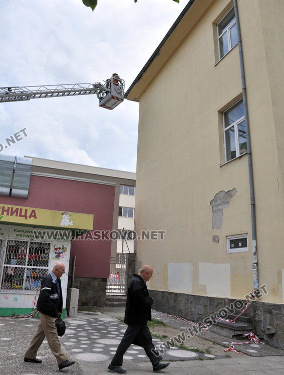 Пожарникари събориха подпухнала мазилка от училищна сграда в Хасково