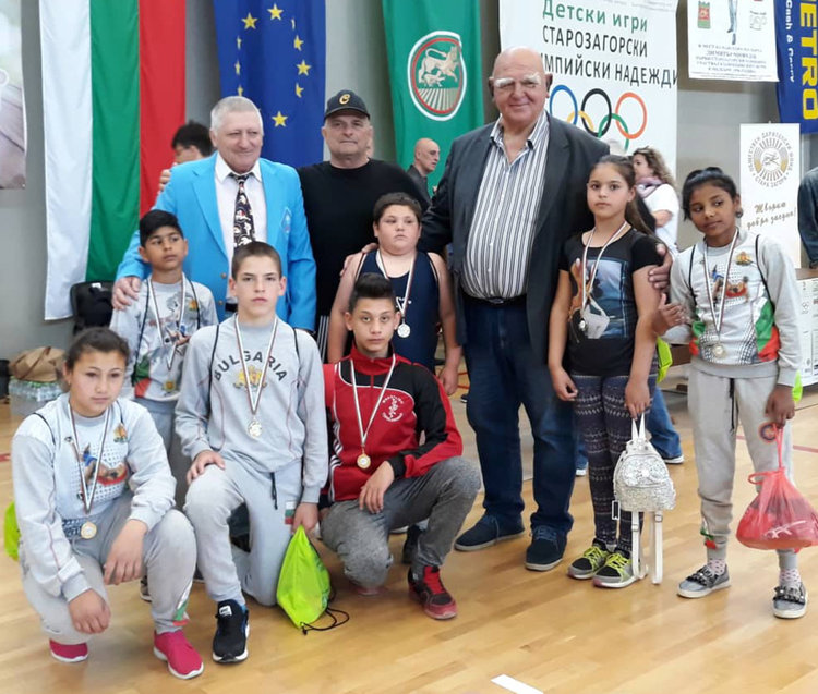 Легендата Александър Томов връчи 7 почетни медала на симеоновградските борци